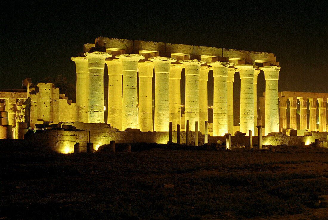 Beleuchtete Tempelruine bei Nacht, Luxor, Ägypten