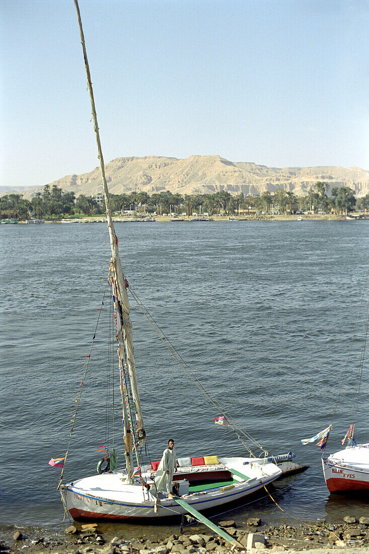 Ein Segelboot liegt am Ufer des Nil, Luxor, Ägypten