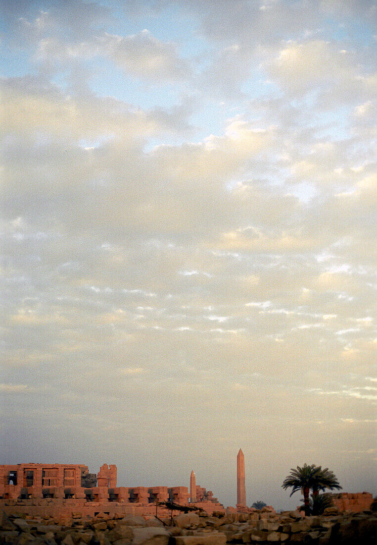 Blick auf den Karnak Tempel unter wolkenverhangenem Himmel, Luxor, Ägypten