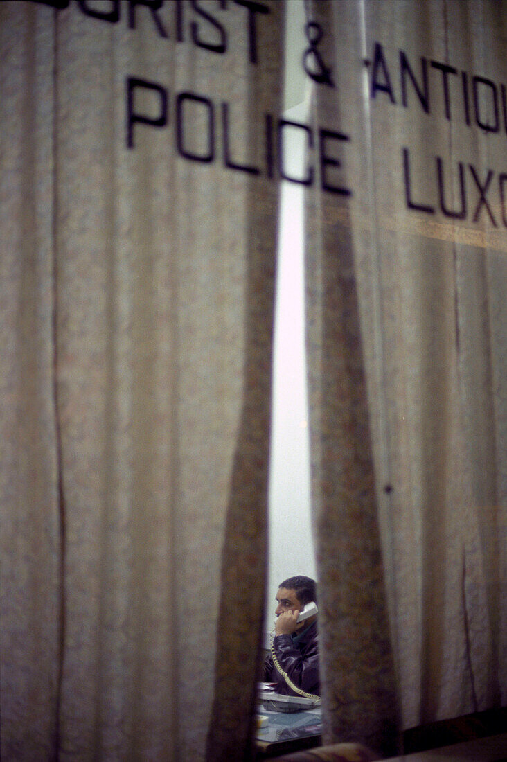 Beamter telefoniert, Polizeistation, Luxor, Ägypten