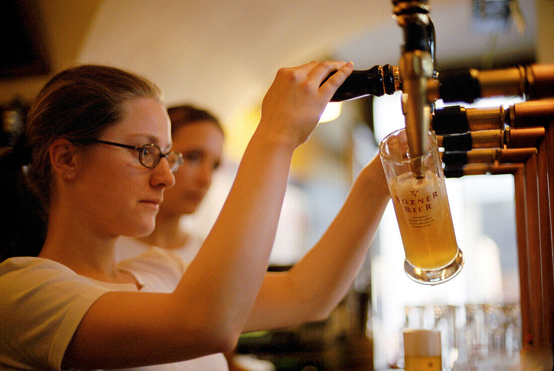 Barfrau schenkt Bier aus, Wirtshaus Hopfen, Bozen, Südtirol, Italien