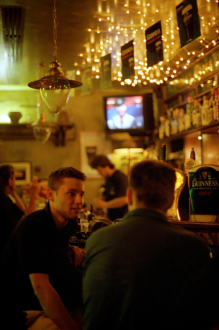Menschen im Irish Pub Pogue Mahones, Bozen, Südtirol, Italien