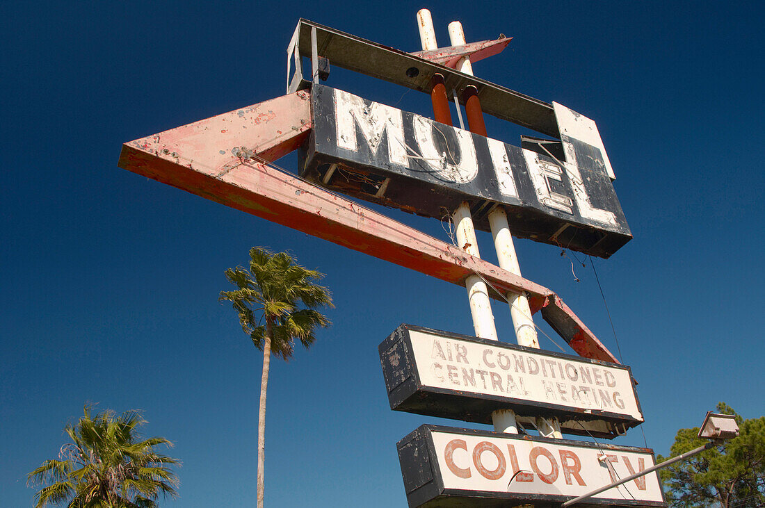 Beschädigtes Schild eines Motels in Mims, Florida, USA