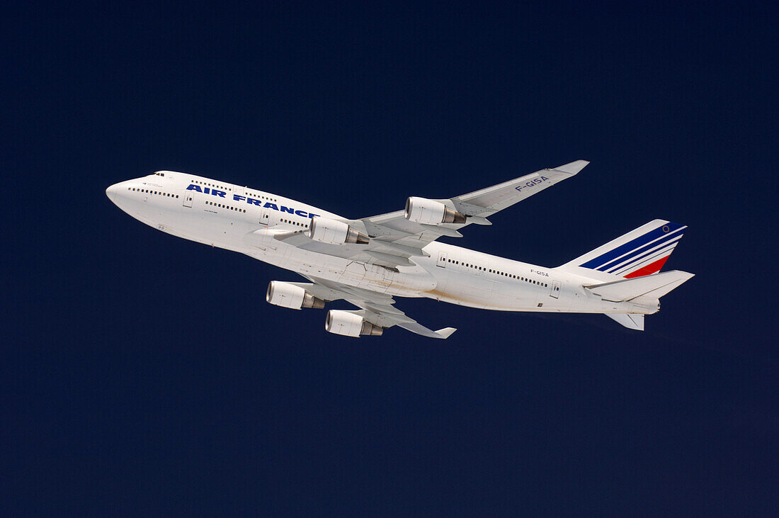 Boeing 747 Jumbo Jet vor dunkelblauem Himmel