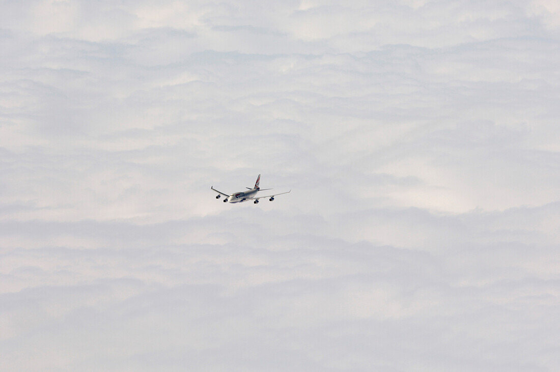 Flugzeug über Wolkendecke