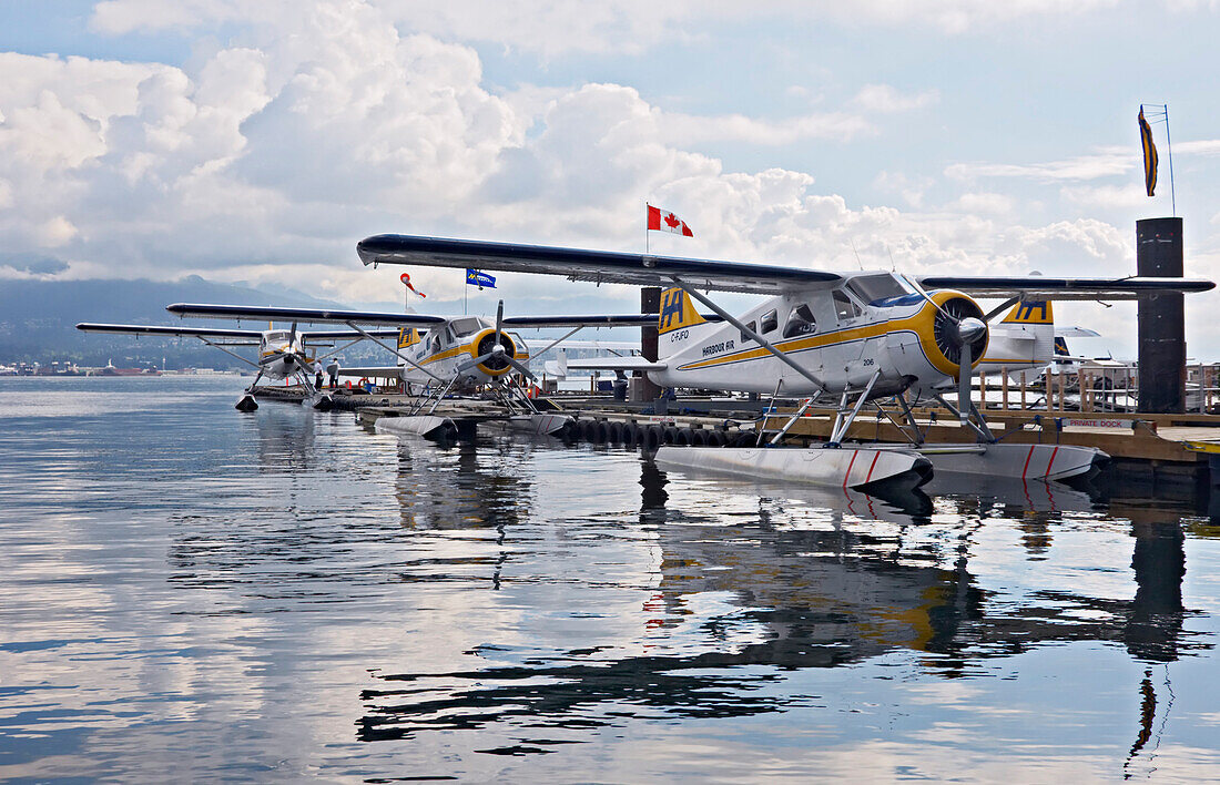 Wasserflugzeuge am Dock in Vancouver, Kanada