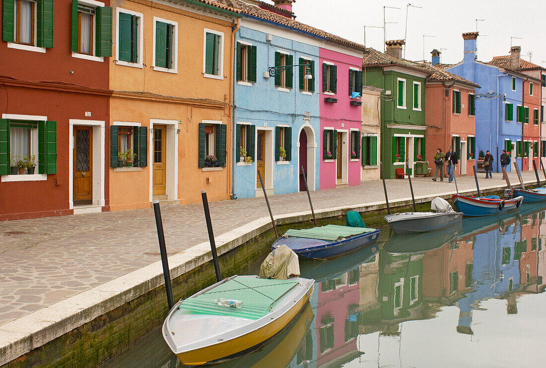 Häuserreihe an einem Kanal auf Burano, Italien