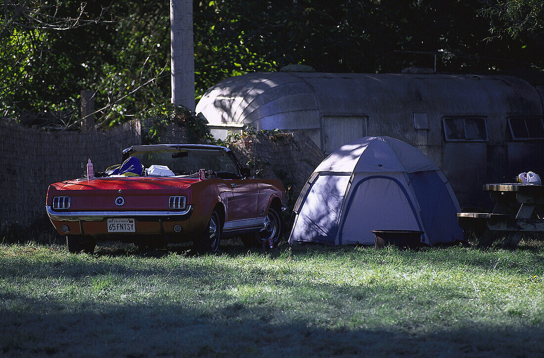 Campingplatz mit Ford Mustang,Highway 1, Kalifornien, USA