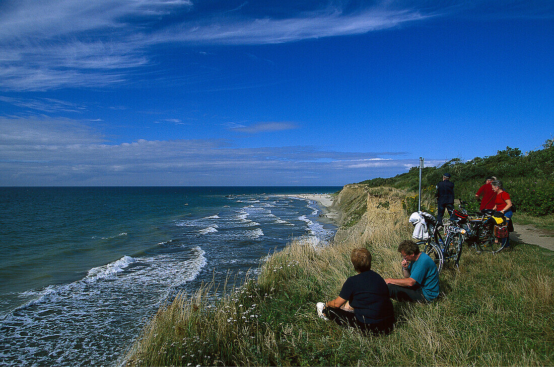 Kleinere Personnengruppe am Hohen Ufer und Steilküste bei Ahrenshoop, Fischland-Darß-Zingst, Mecklenburg-Vorpommern, Deutschland