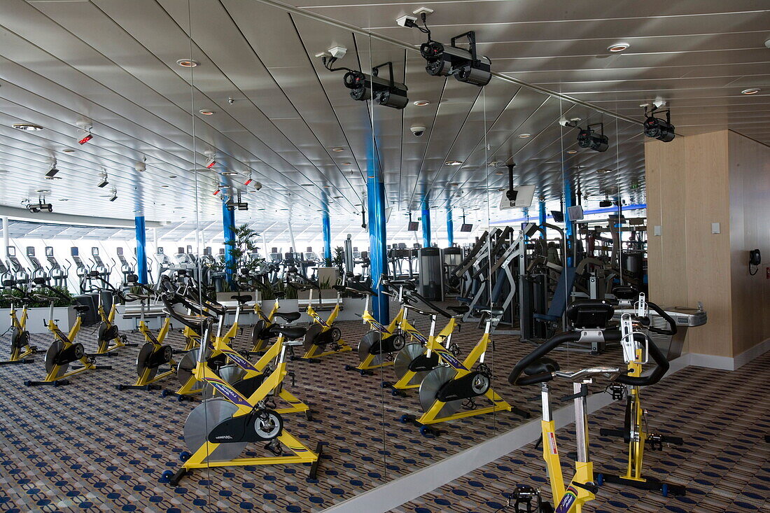 Fitness-Geräte im ShipShape Fitness Center auf Deck 11, Freedom of the Seas Kreuzfahrtschiff, Royal Caribbean International Cruise Line