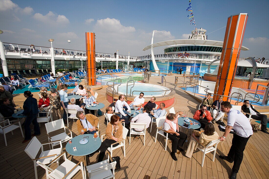 Pool bar und Schwimmbad auf Deck 11, Freedom of the Seas Kreuzfahrtschiff, Royal Caribbean International Cruise Line