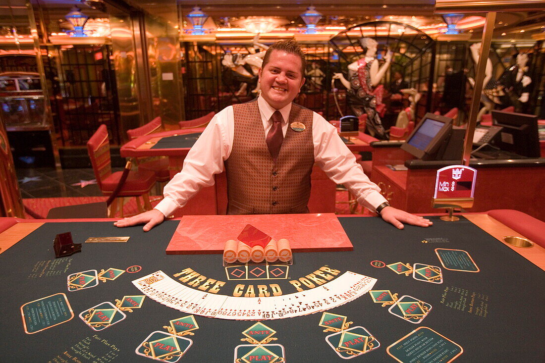 Fröhliches Poker-Face im Casino Royale auf Deck 4, Freedom of the Seas Kreuzfahrtschiff, Royal Caribbean International Cruise Line