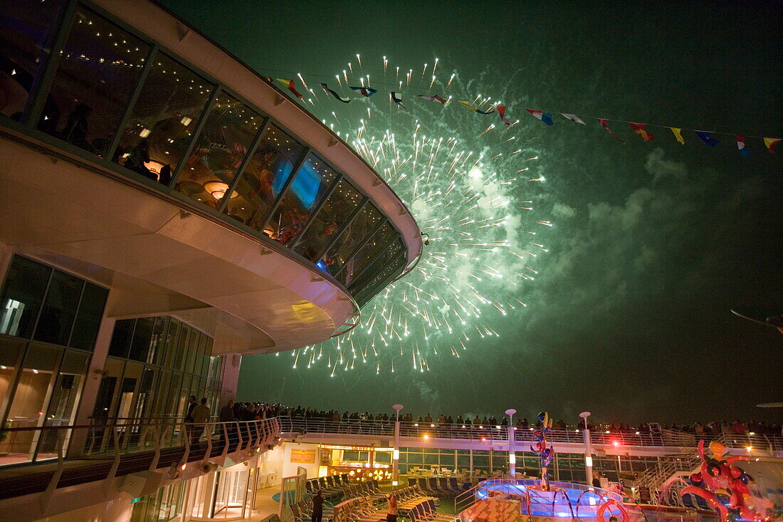 Feuerwerk über Hamburger Hafen beim Auslaufen, Freedom of the Seas Kreuzfahrtschiff, Royal Caribbean International Cruise Line