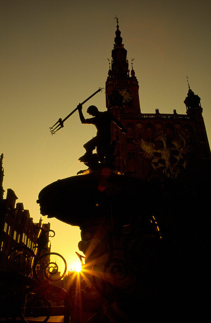 The Neptun Fountain at sunset, a symbol of Gdansk, built in 1633, gdansk, Danzig, Poland