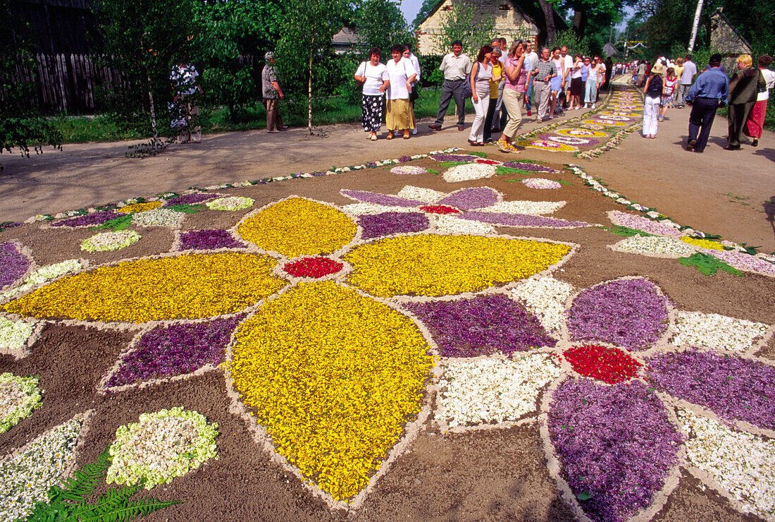 Blumenteppich für Fronleichnam in Spicimierz bei Lodz, Polen