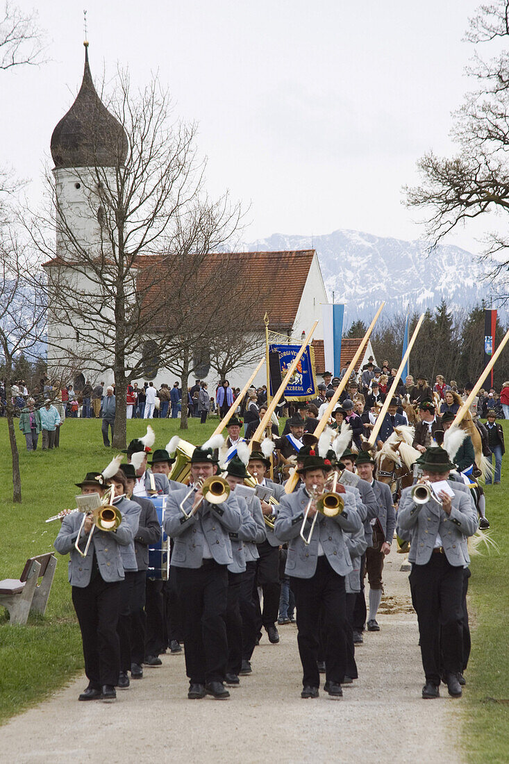 Traditioneller Georgiritt an der Hubkapelle Penzberg, Oberbayern, Bayern, Deutschland
