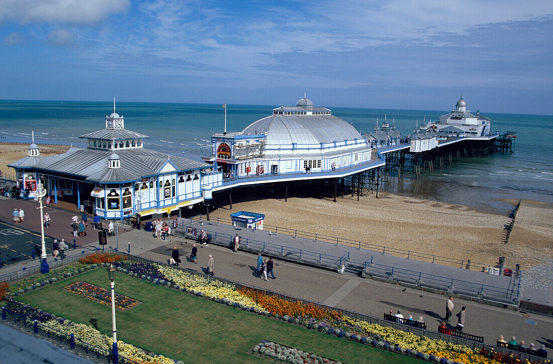 Seebrücke und Strand, Eastbourne, England