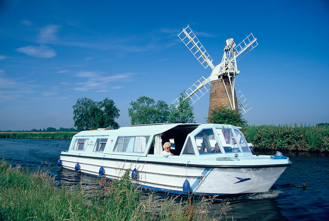 Boote auf dem Kanal bei How Hill Windpump, Norfolk Broads, England