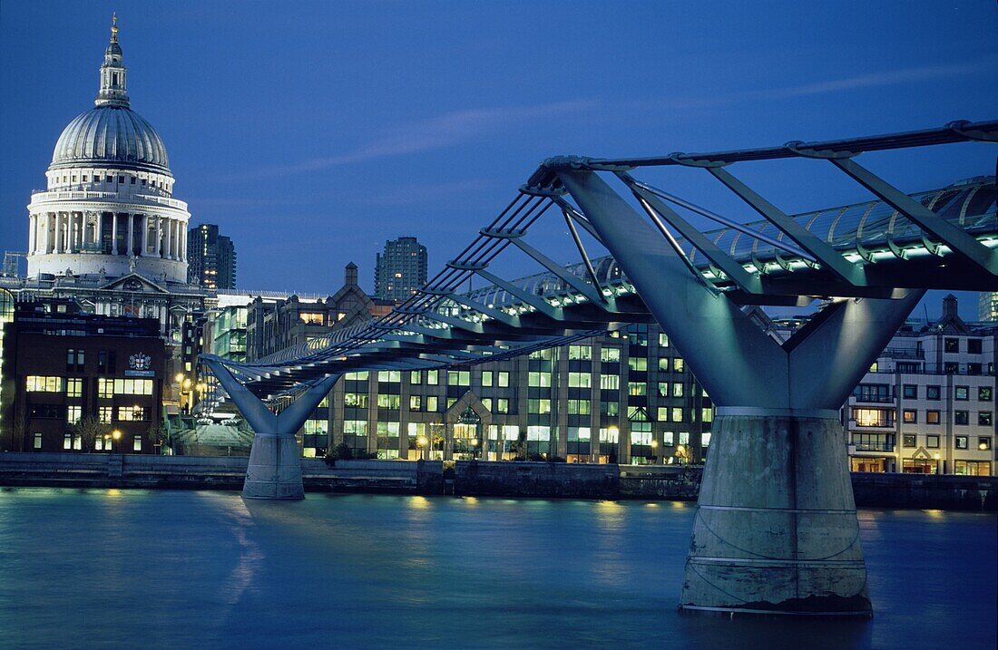 Die Themse, Millenium Bridge und die Kathedrale St.Paul's bei Nacht, London, England