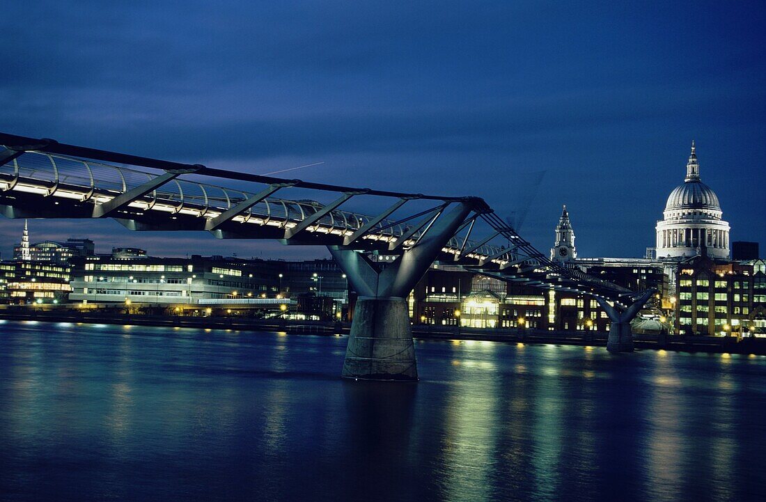 Die Themse, Millenium Bridge und die Kathedrale St.Paul's bei Nacht, London, England