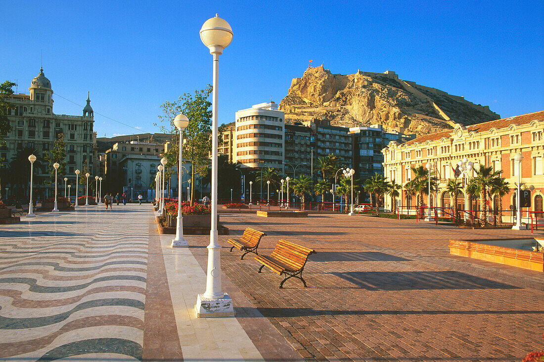 Hafenpromenade,Castillo de Santa Barbara,Hafen,Alicante,Spanien