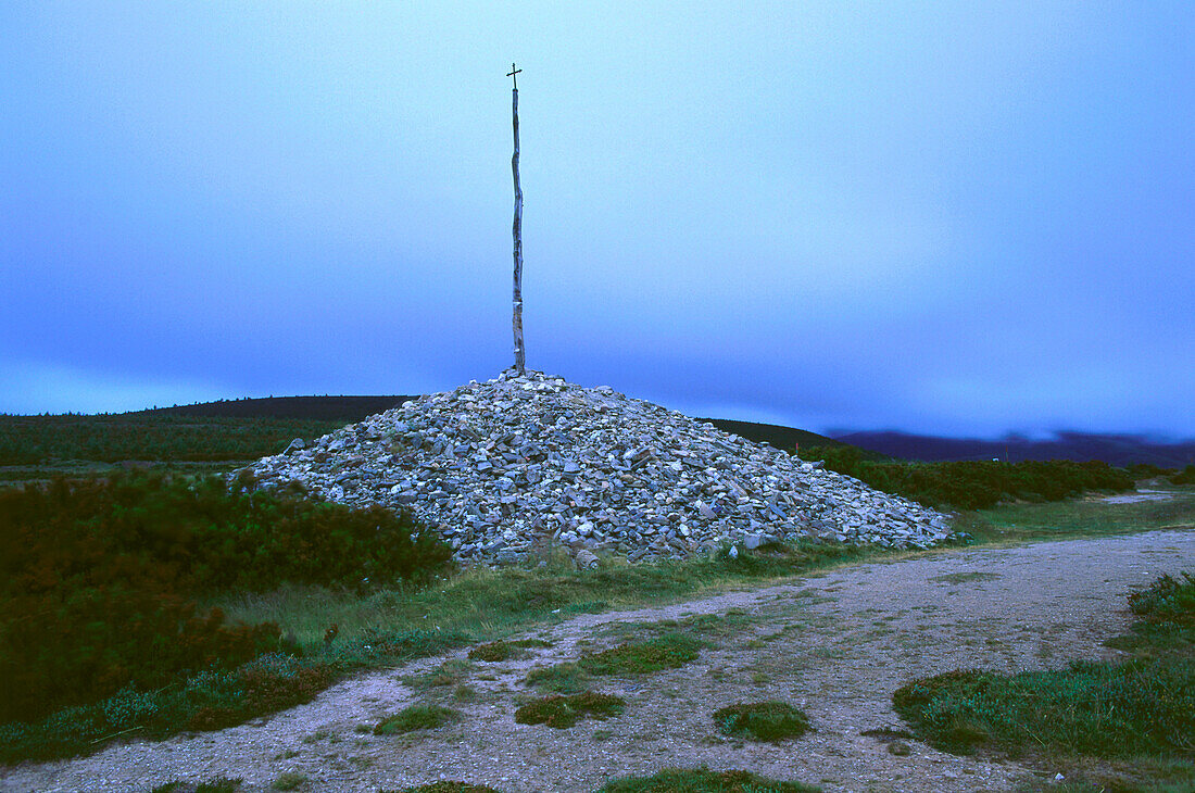 Kreuz mit Steinhaufen,bei Foncebadon,Camino de Santiago,Provinz Leon,Castilla-Leon,Spanien