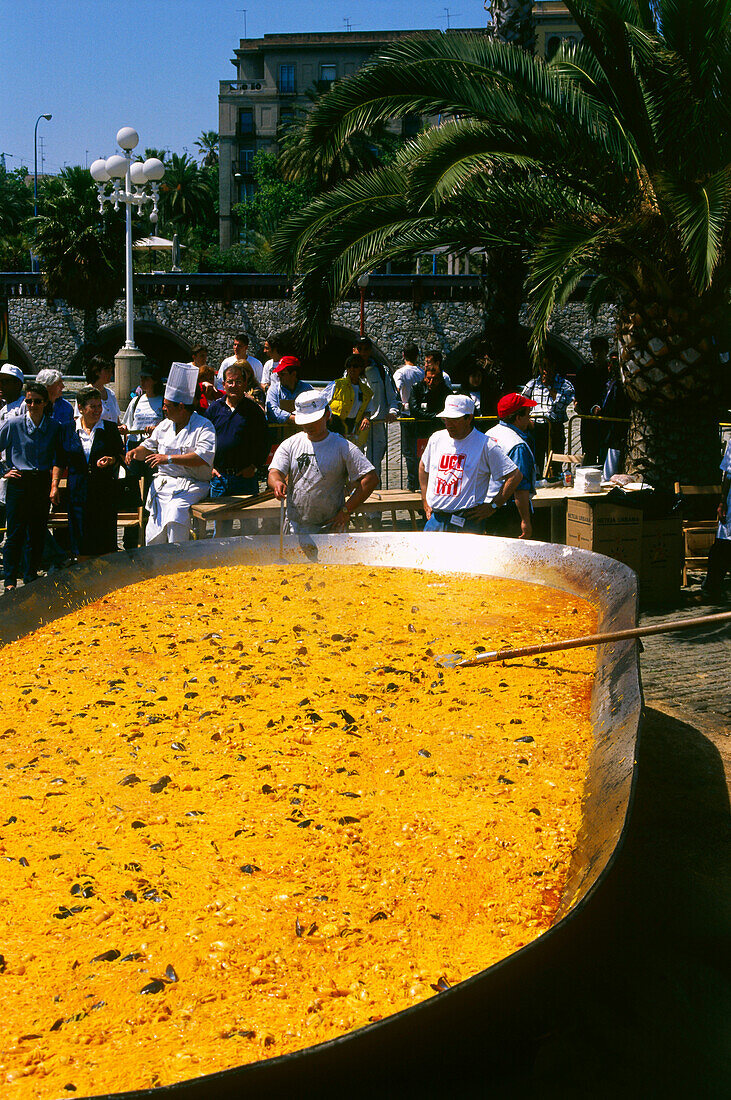 Giant-Fideua (noodel paella),1. May,Passeig de Colom,Barcelona,Catalonia,Spain