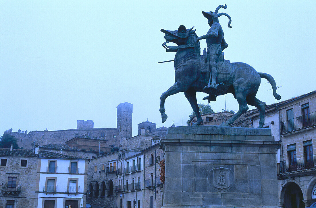 Pizarro-Denkmal, Pferde-Skulptur, Plaza Mayor, der zentrale Platz, Altstadt, Trujillo, Provinz Cáceres, Extremadura, Spanien