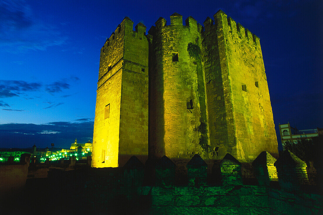 Fortaleza La Calahorra, Turm von Calahorra, 14. Jahrhundert, Burg neben der römischen Brücke, Altstadt von Cordoba, Cordoba, Andalusien, Spanien