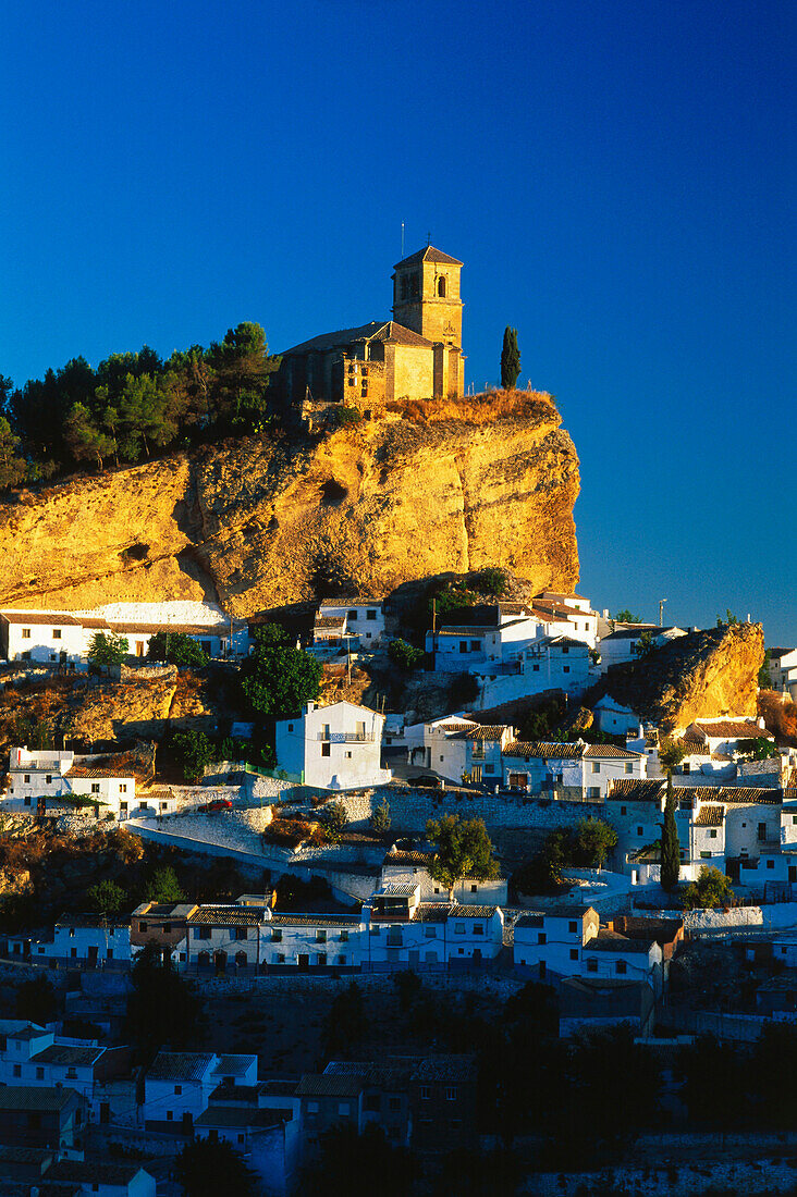 Häuser und Kirche des Dorfes Montefrio im Sonnenlicht, Provinz Granada, Andalusien, Spanien, Europa