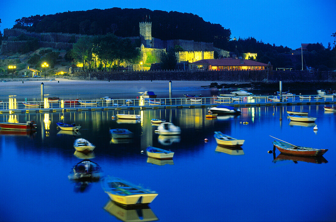 Hafen und Castillo,Hotel Parador,Baiona,Provinz Pontevedra,Galicien,Spanien