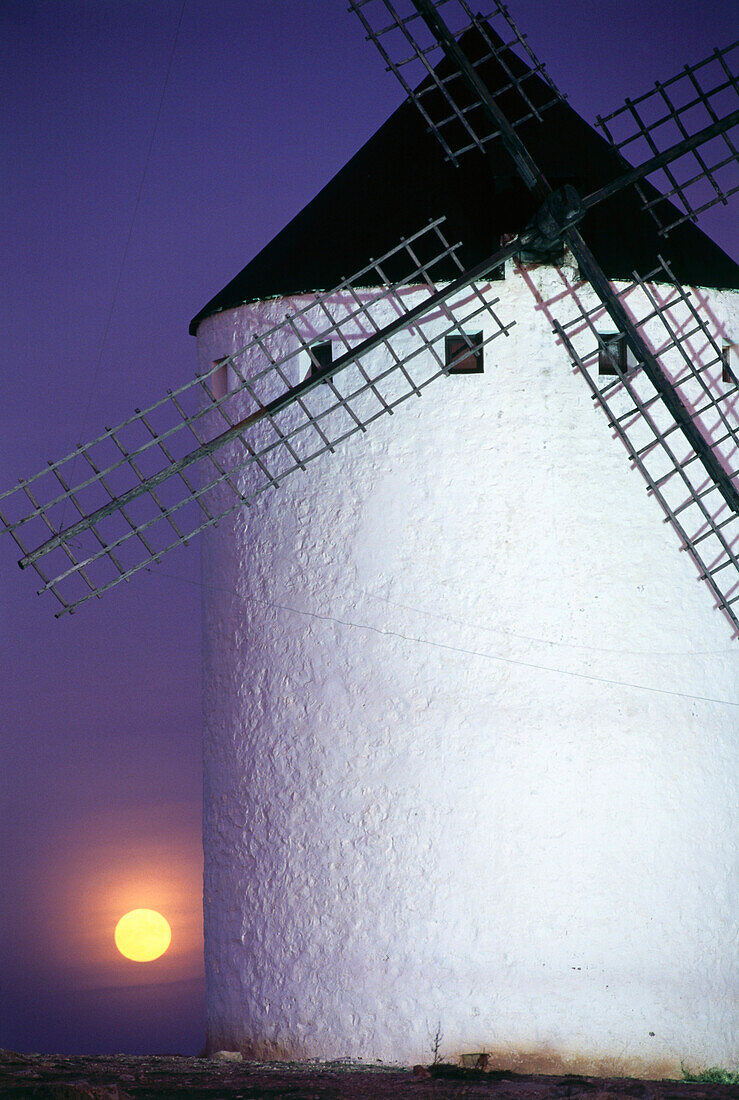 Windmühle bei Mondaufgang, Campo de Criptana, Provinz Ciudad Real, Castilla-La Mancha, Spanien