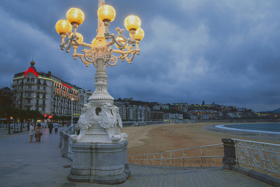 Straßenlaterne an der Promenade, Paseo de la Concha, San Sebastian, Provinz Guipuzcoa, Baskenland, Spanien