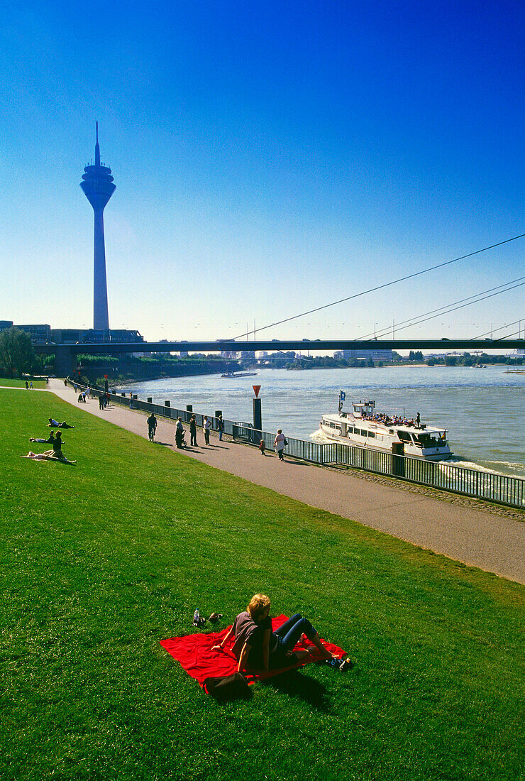 Rheinufer mit Rheinturm und Rheinkniebrücke, Düsseldorf, Nordrhein-Westfalen, Deutschland