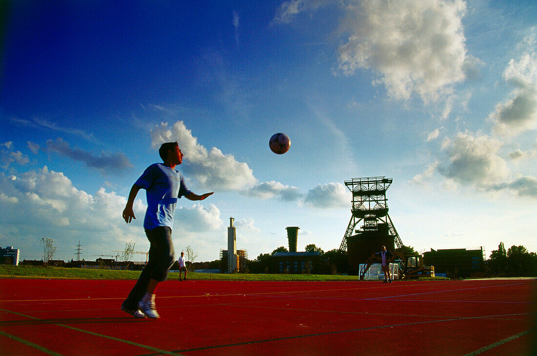 Fußballspieler vor Zeche,Gelsenkirchen,Ruhrgebiet,Nordrhein-Westfalen,Deutschland