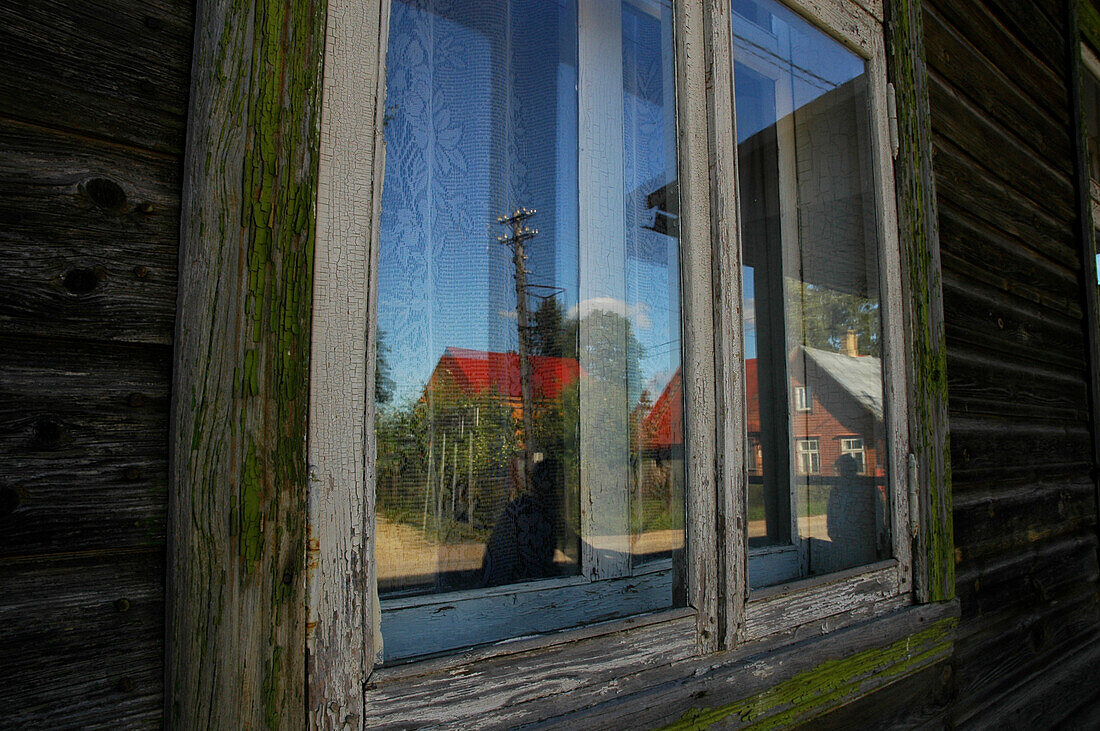 Holzhäuser spiegeln sich in Fenster, Raja, am Peipussee, Estland
