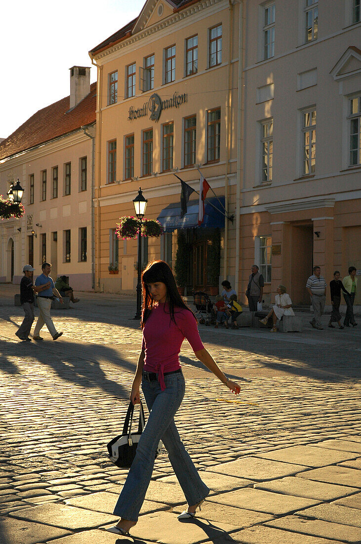 modische junge Frau auf dem Rathausplatz, Tartu (Dorpat), Estland