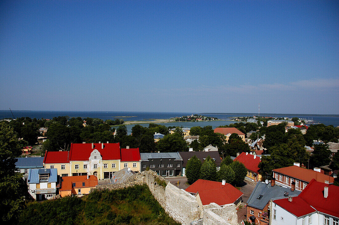 Blick vom Turm der Bishofsburg auf Haapsalu und Meer, Läänemaa, Westestland, Estland