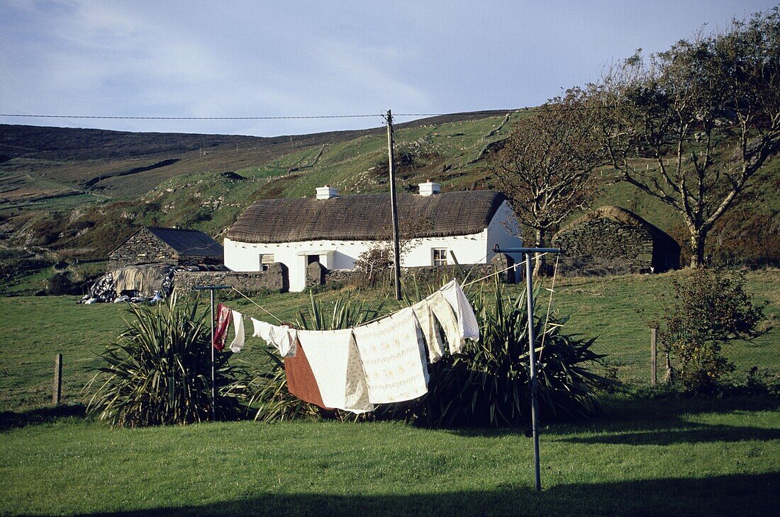 Abgelegenes Häuschen mit Wäscheleine im Vordergrund, bei Glencolumbcille, County Donegal, Irland