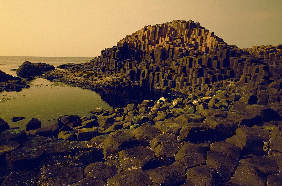 Sonnenuntergang, Basalt Lava beim Giant's Causeway, Antrim, Nordirland, UK