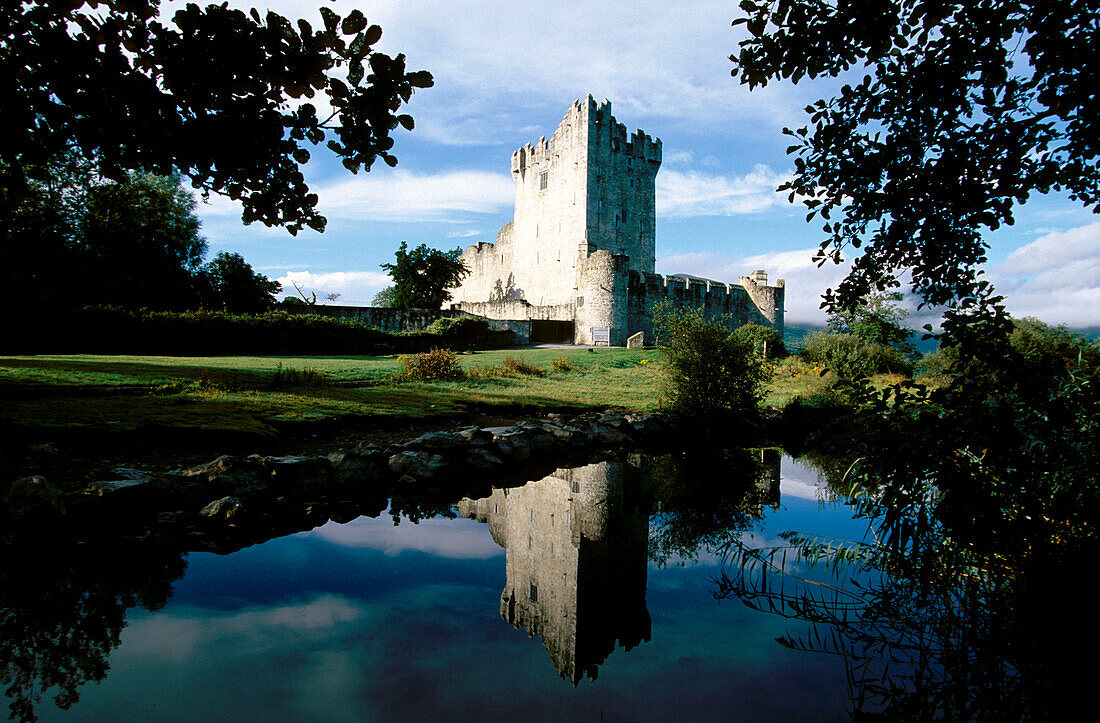 Blick auf Ross Castle und See, Killarney, County Kerry, Irland