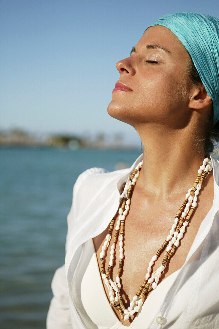 Junge Frau am  Strand, Profil