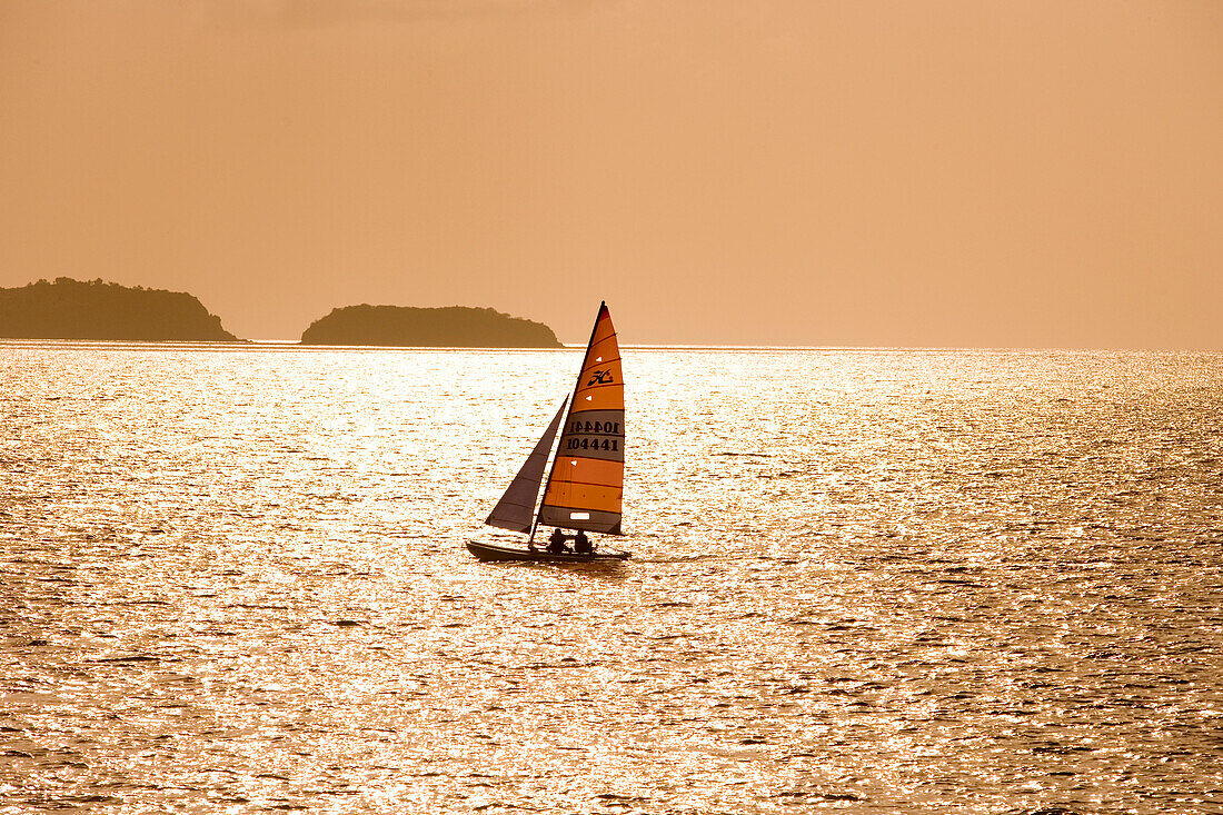 Hobie Cat beim Sonnenuntergang, Ile des Saintes, Guadeloupe