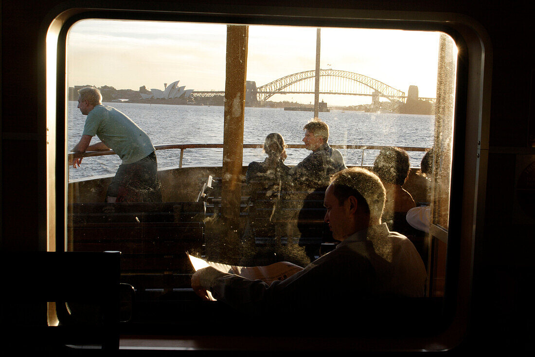 Blick durch eine schmierige Fensterscheibe auf die Harbour Bridge, Sydney, Australien