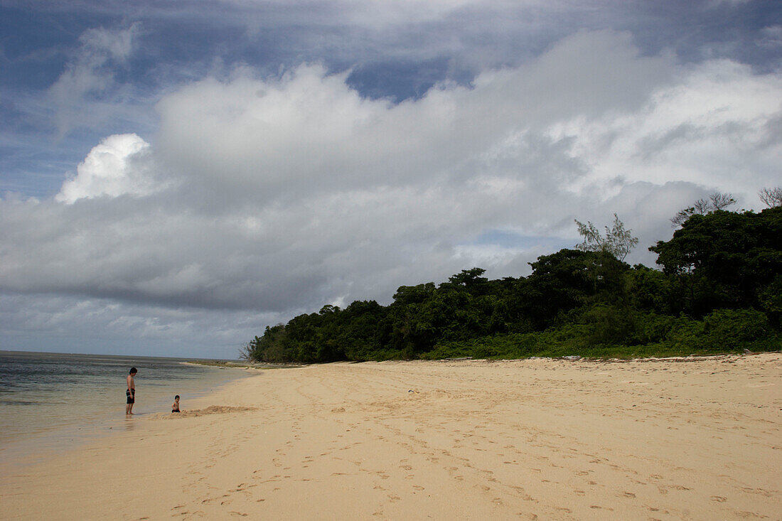 Vater und Sohn, Strand, Green Island, bei Cairns, Great Barrier Reef, Queensland, Australia