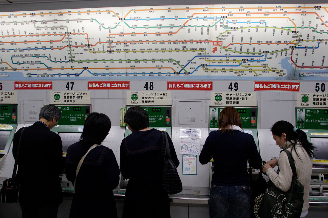 Pendler, Fahrkartenautomatz, Ticketautomat,  U-Bahn, Metro, Station, JR Yamanote Line, Tokio, Tokyo, Japan