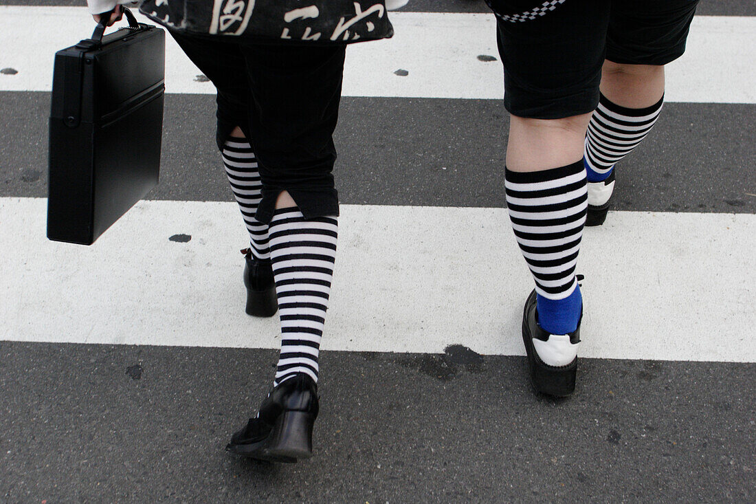 Schüler überqueren Zebrastreifen, Ost-Shinjuku, Tokio, Japan