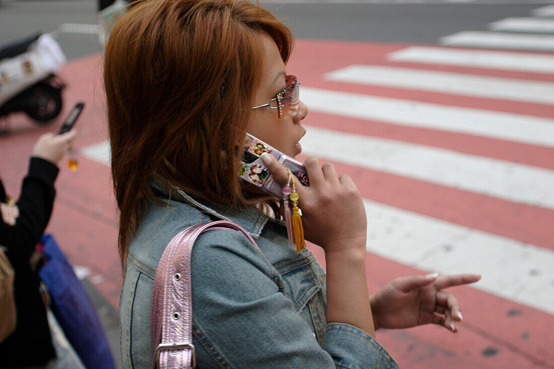 Junge Frau mit Mobiltelefon, Handy, Zebrasteifen, Fußgängerüberweg, Shibuya, Tokio, Tokyo, Japan