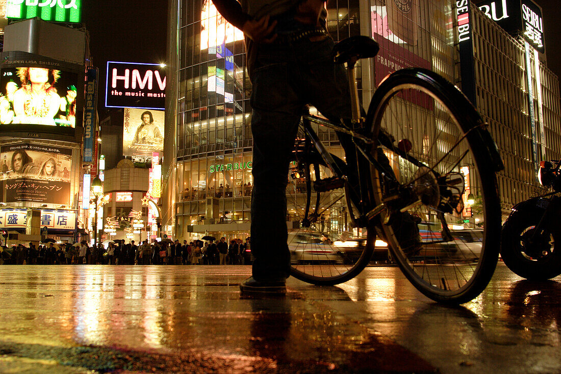 Regen, Fahrrad, Rush hour, große Verkehrskreuzung vor der JR Station Shibuya Station, Hachiko Exit, Tokio, Tokyo, Japan