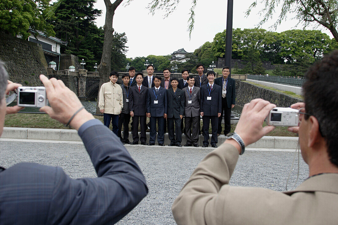 Besucher, Geschäftsleute vor dem Kaiserlichen Palast, Kaiserlicher Palast,Imperial Palace, Marunouchi, Tokyo, Japan